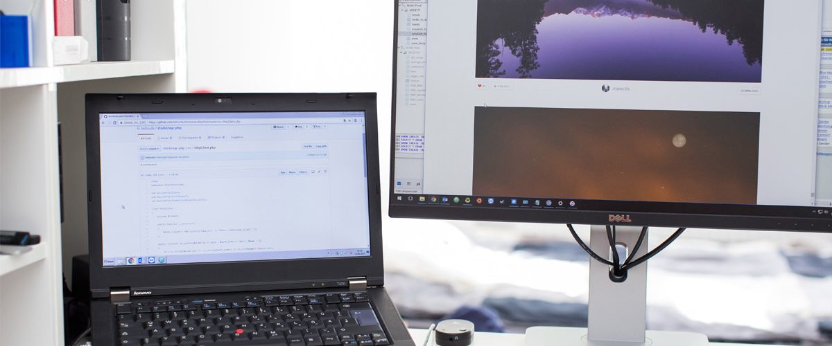 Ordenador portátil junto con otro monitor trabajando en el diseño web de un sitio